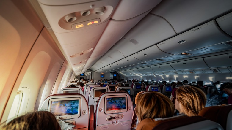 Lights dimmed during plane landing