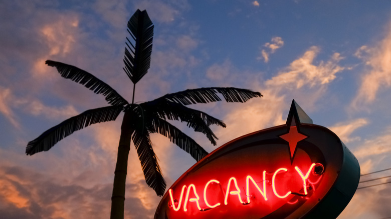 Hotel vacancy sign