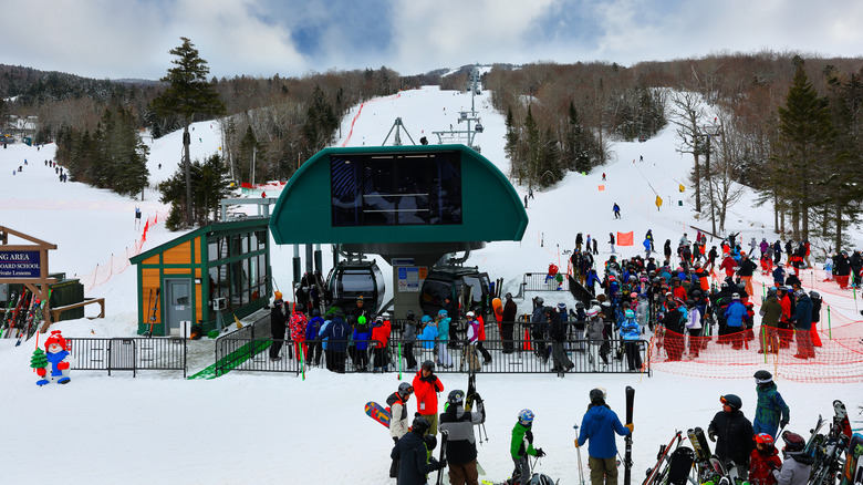 A busy ski day in Bretton Woods, New Hampshire