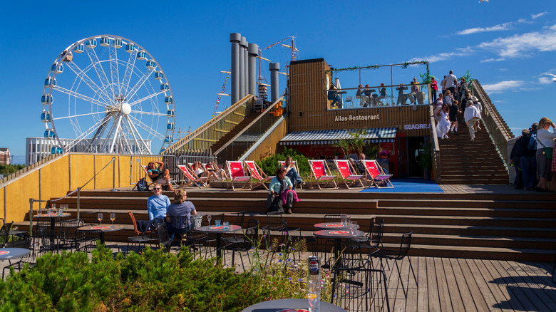 The view of the terrace and jacuzzi pool at SkyWheel