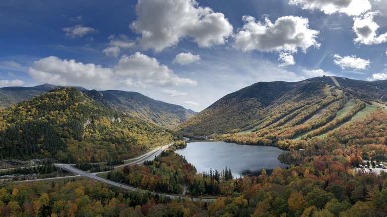 Lake surrounded by forests and mountains in New Hampshire