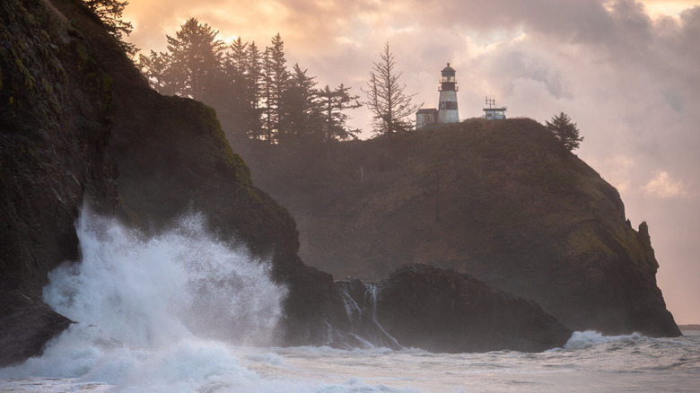 Waves crashing against the rocky cliffs at Cape Disappointment