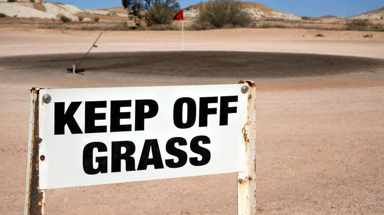 Coober Pedy golf links sign reading 