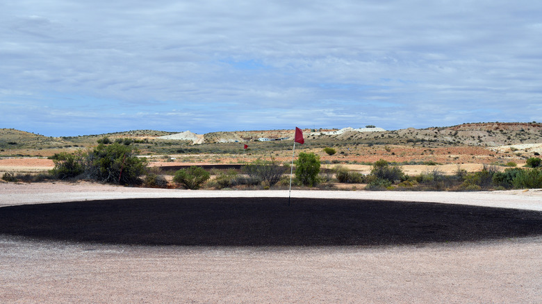 Red flag standing in Coober Pedy golf course