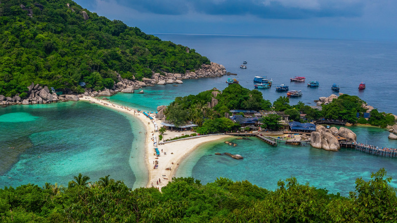 Sandbar connecting the three small islands of Koh Nang Yuan