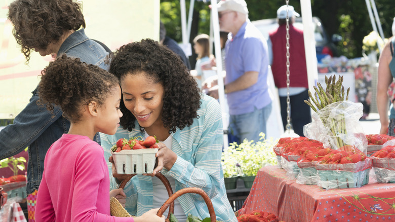 Farmer's market shopping