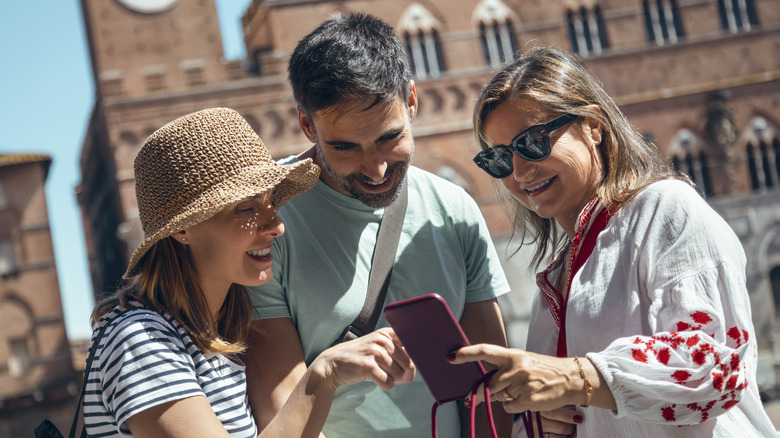 Person helping tourists with directions in Italy