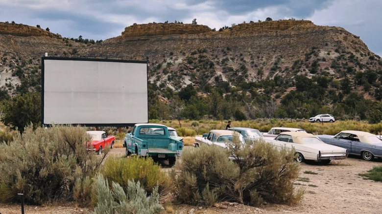 Drive-in theater with vintage cars in Ofland