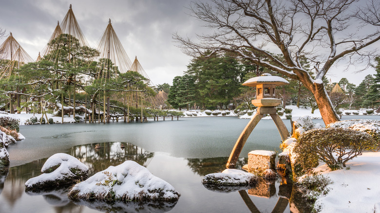 Kenroku-en Gardens blanketed in snow in Kanazawa, Japan