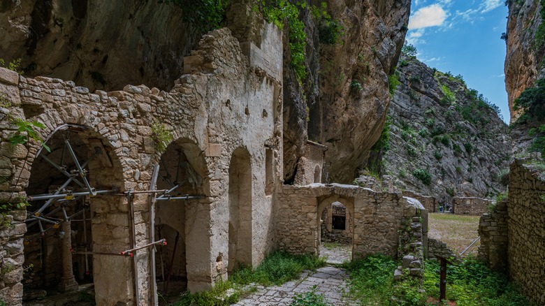 Ruined abbey near Fara San Martino 