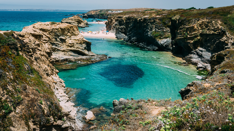 Praia da Samoqueira cliffs