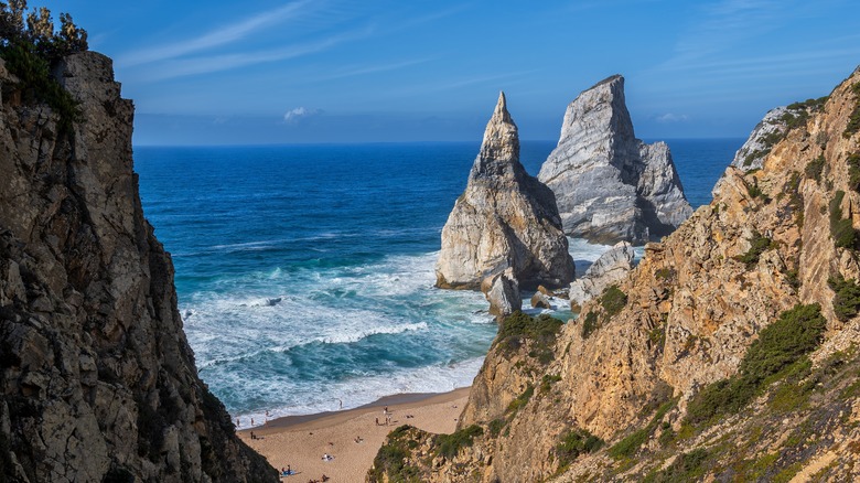 Praia da Ursa pointed rocks