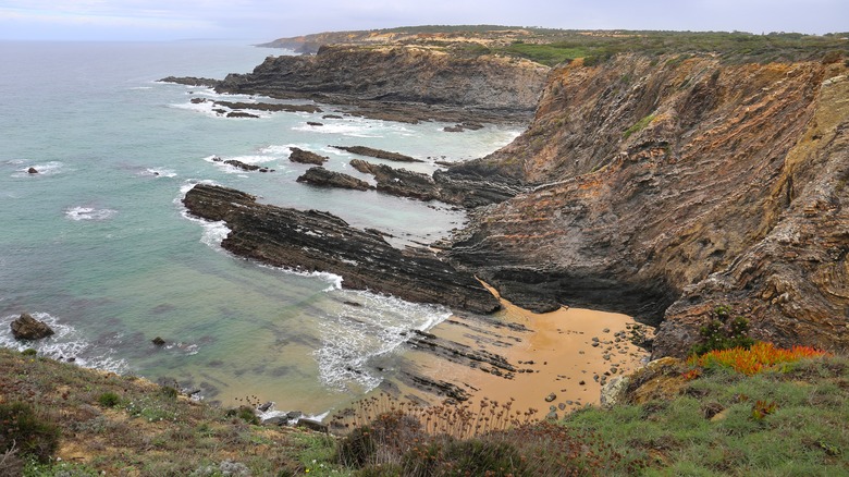 Praia de Cavaleiro cliffs