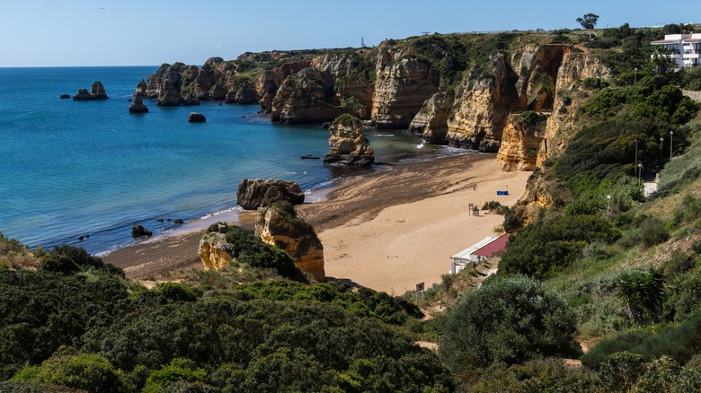 Praia de Dona Ana cliffs