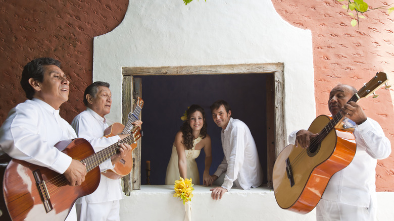 wedding couple in hacienda with musicians