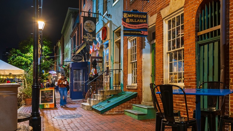 Thames Street at night