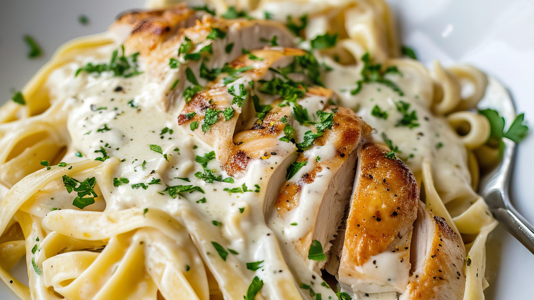 Fettuccine alfredo with chicken