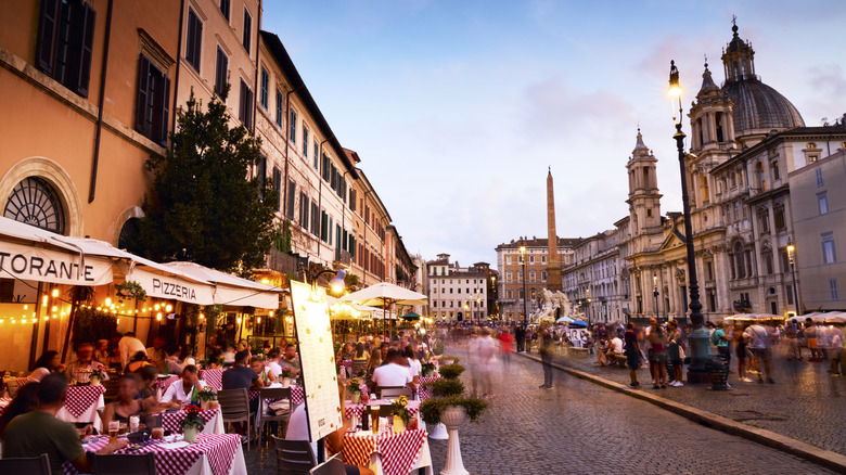 outdoor dining in Italy