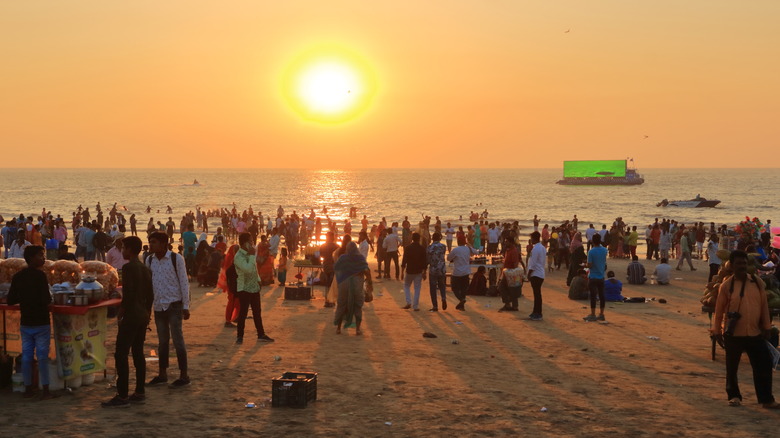 Mumbaikers on Juhu Beach