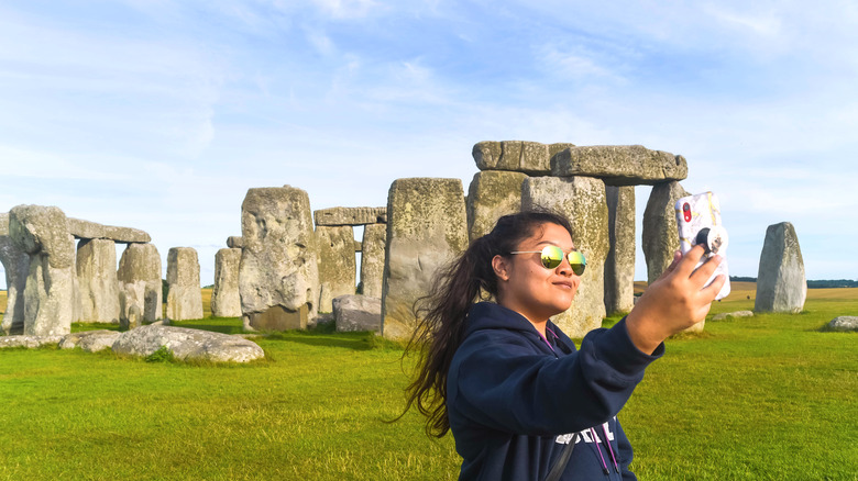 tourist takes selfie at Stonehenge