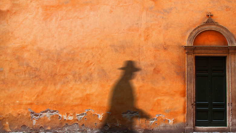 Shadow along a Venetian wall