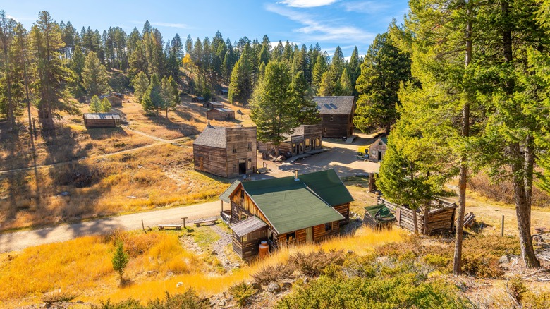 Historical wooden buildings in Garnet