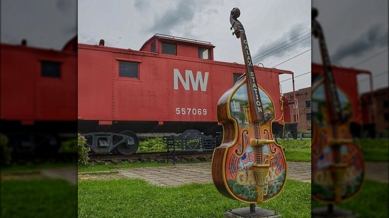 A decorative fiddle at Galax Station