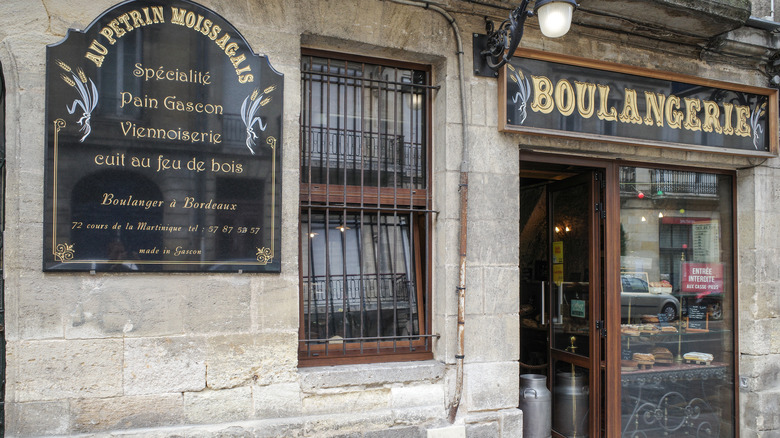 The front of Au Pétrin Moissagais, a historic French bakery in Bordeaux, France