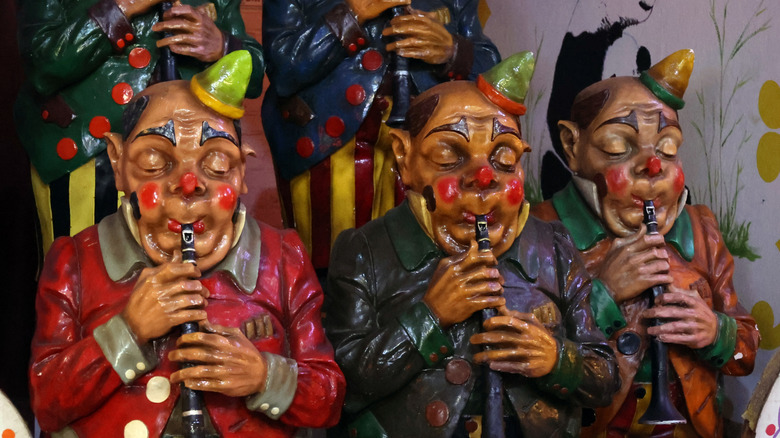 Figurines playing clarinets at the American Treasure Tour Museum