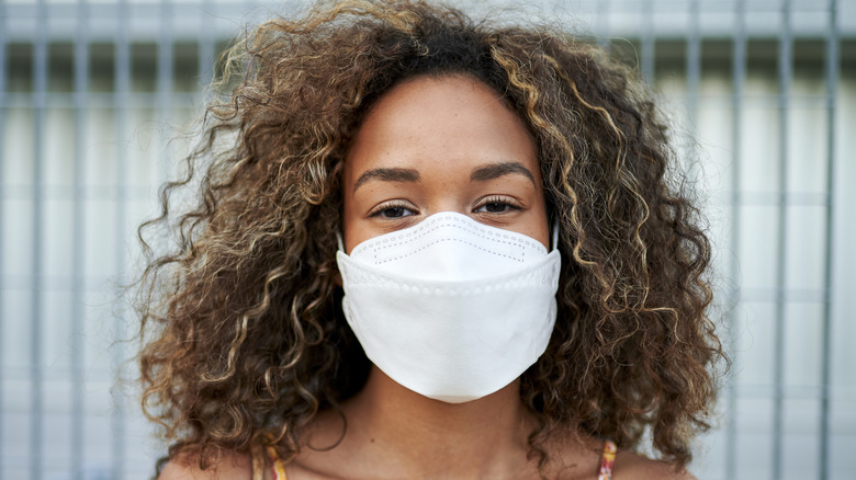 Woman wearing a face mask