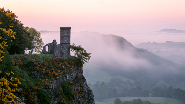 The tower at Kinnoull Hill surrounded by fog and hills