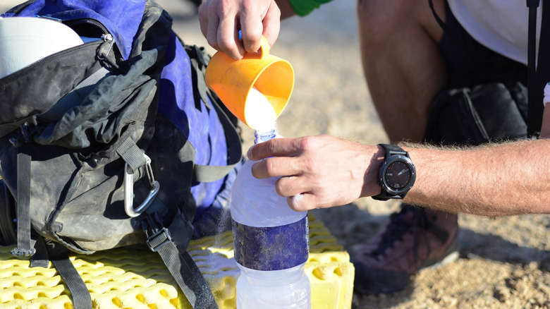 Using electrolyte powder at beach