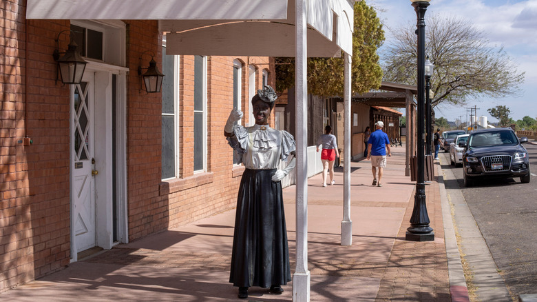 A statue of Elizabeth Smith on the street in Wickenburg