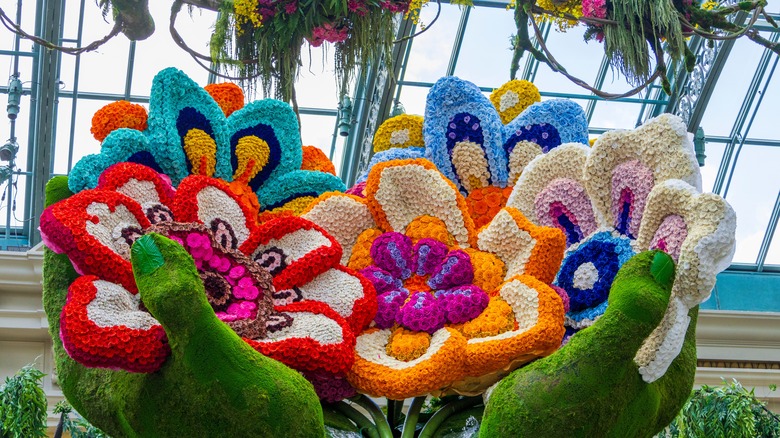 greenery sculpture of hands holding giant flowers at Bellagio Botanical Gardens in Las Vegas