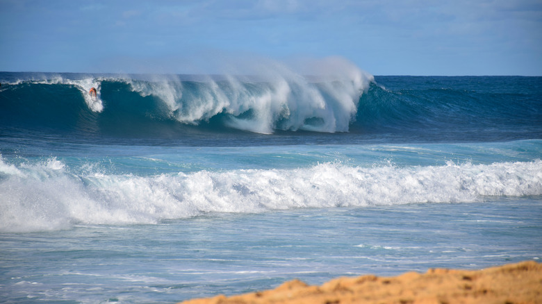 Surfer surfing the Banzai pipeline on the North Shore