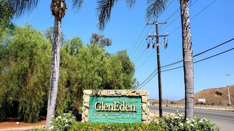 Glen Eden Sun Club sign
