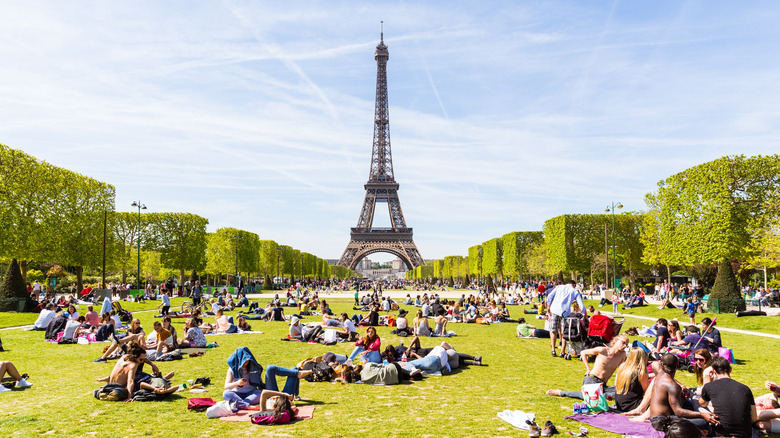 People sitting in front of the Eiffel Tower