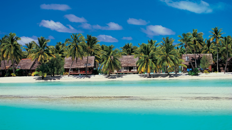 Aitutaki beach huts beach