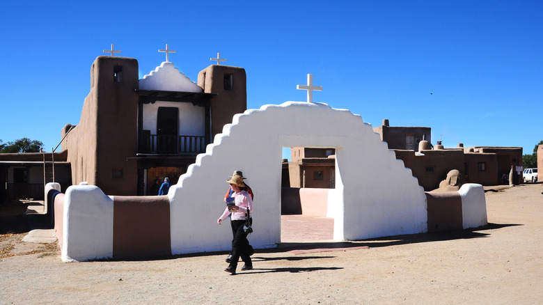 taos pueblo buildings with mountain backdrop