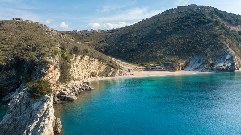 Pasqyra Beach rocky coastline