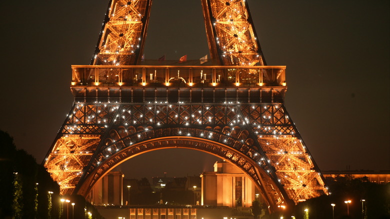 Eiffel tower sparkles at night