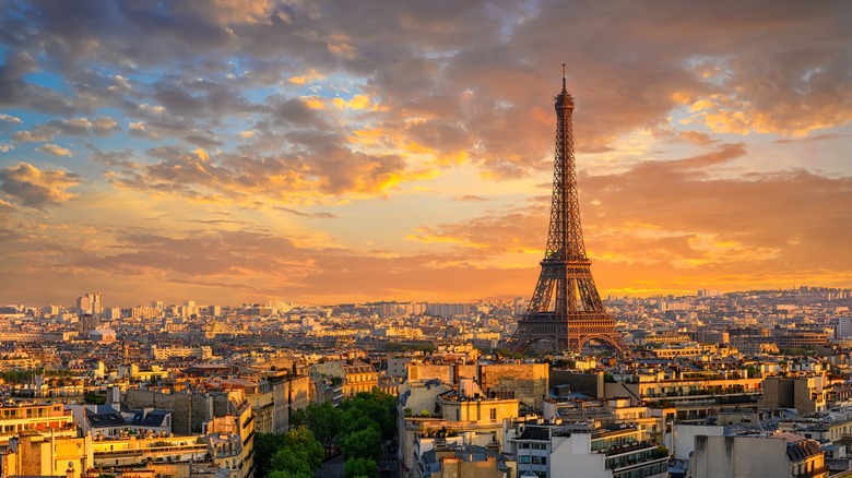 Eiffel tower glow sunset sky