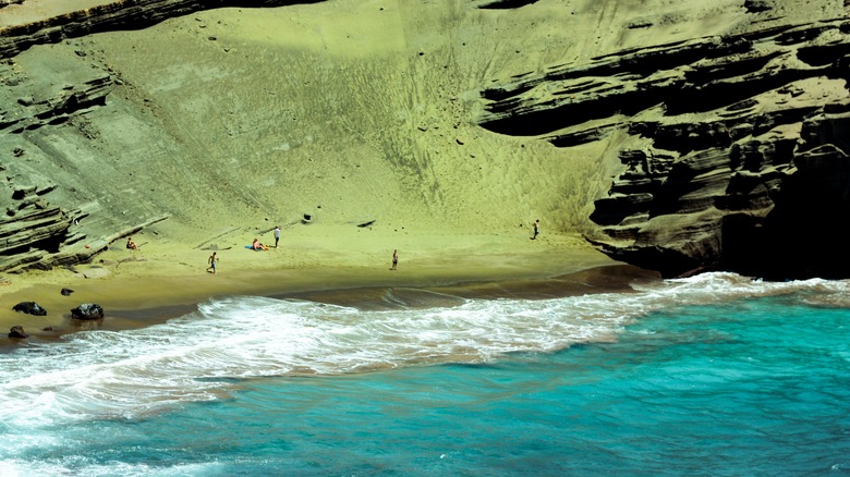 Papakolea green sand beach