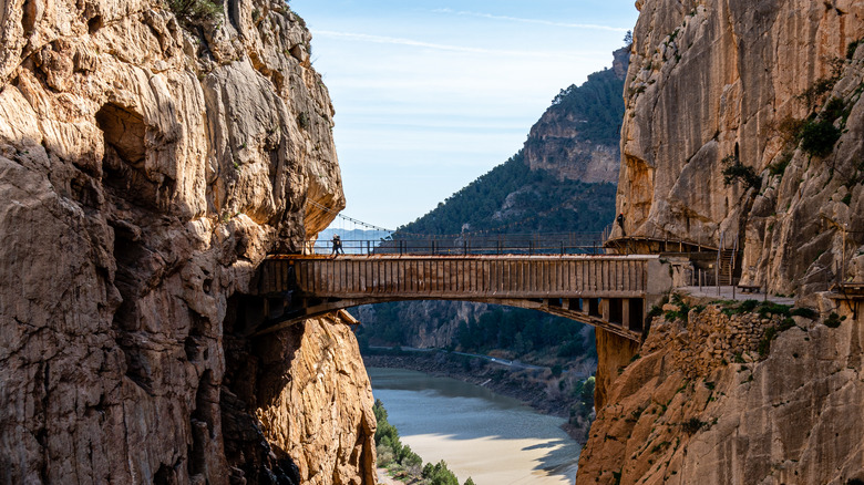 narrow walkway on the Caminito del Rey