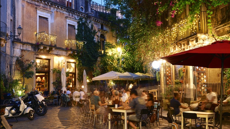 outdoor restaurant tables sicily italy