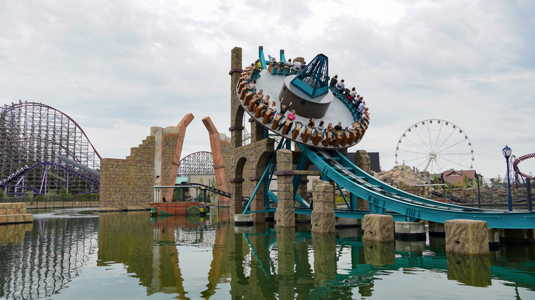 People riding the disc coaster at Energylandia