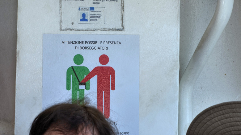 Italian signage warning of pickpockets