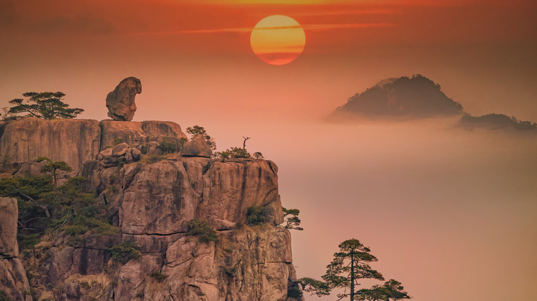 Sunset at one of the viewpoints in the Huangshan mountains in Anhui, China