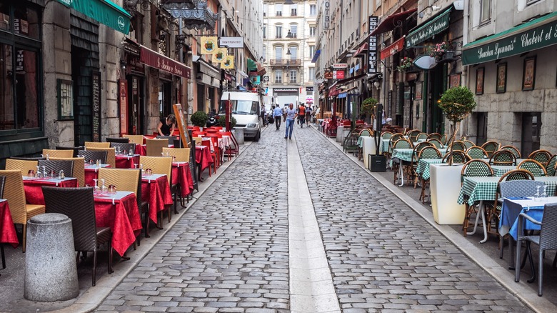 restaurants cobblestone Lyon street