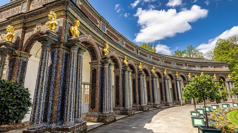 Baroque pillars and gold busts